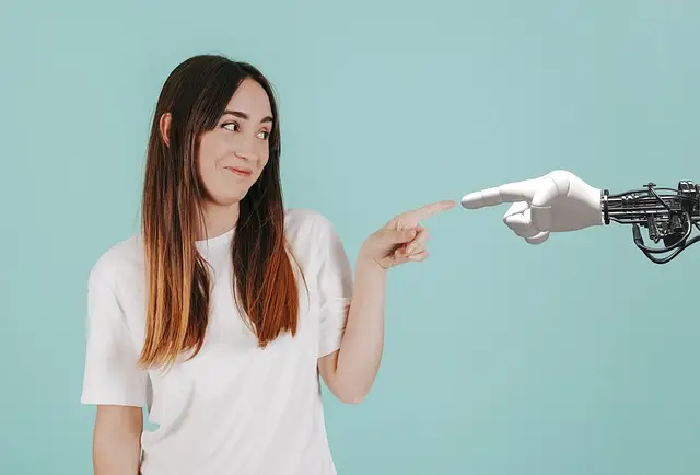 una mujer tocando a un robot