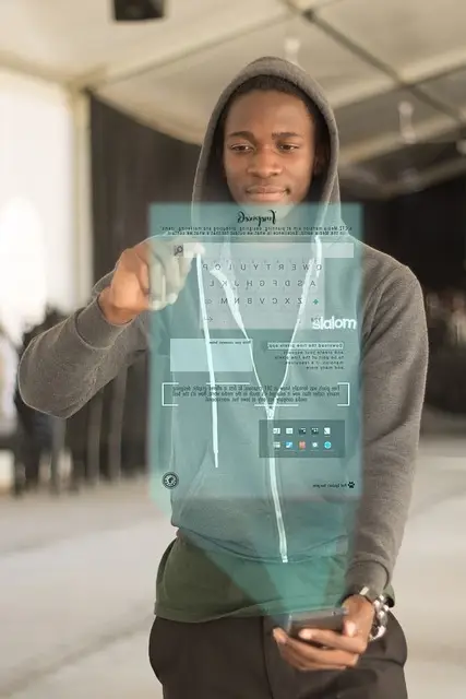 hombre usando una interfaz holográfica desde su teléfono